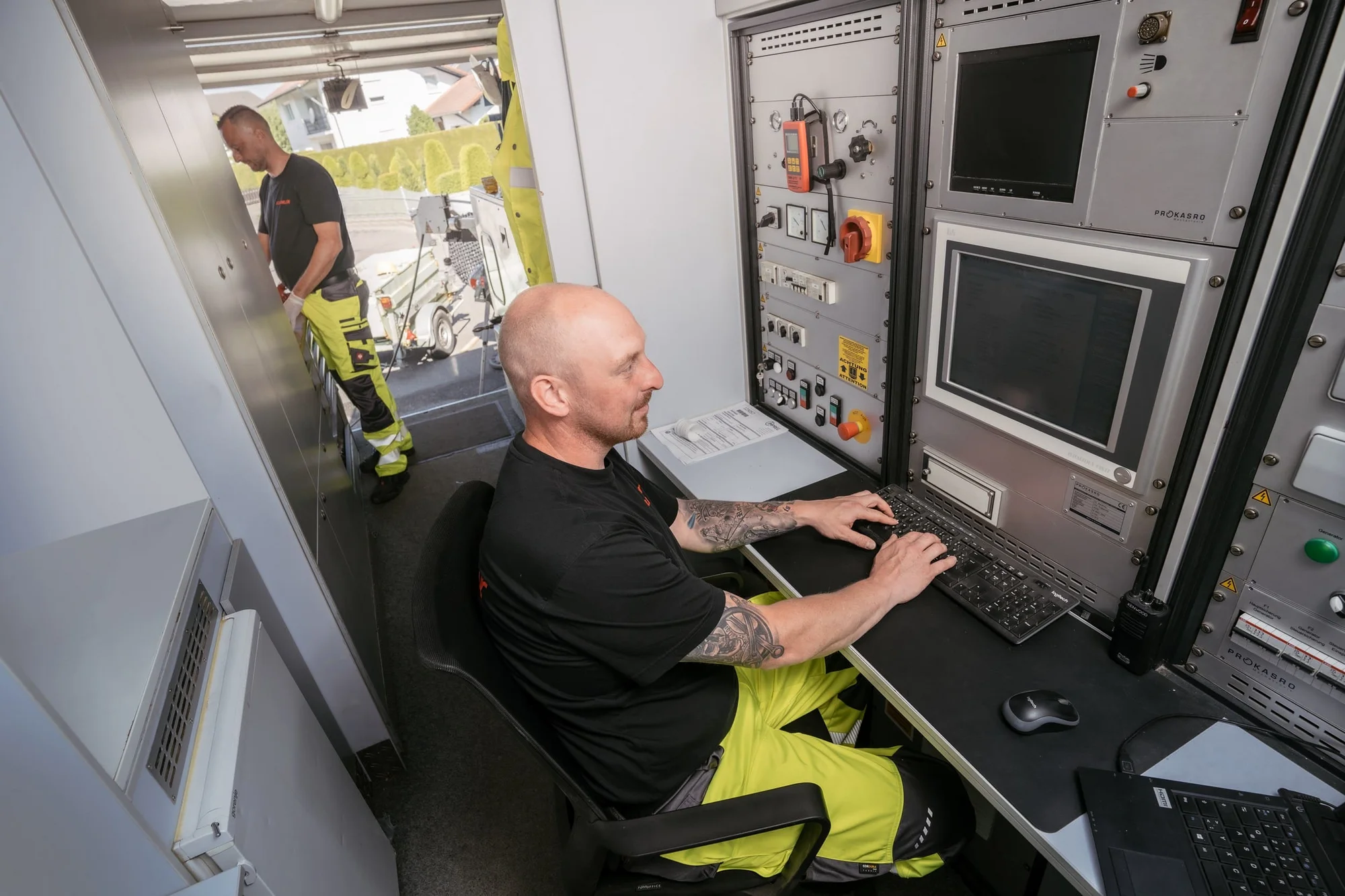 Saugbagger und Luftförderanlage im Einsatz